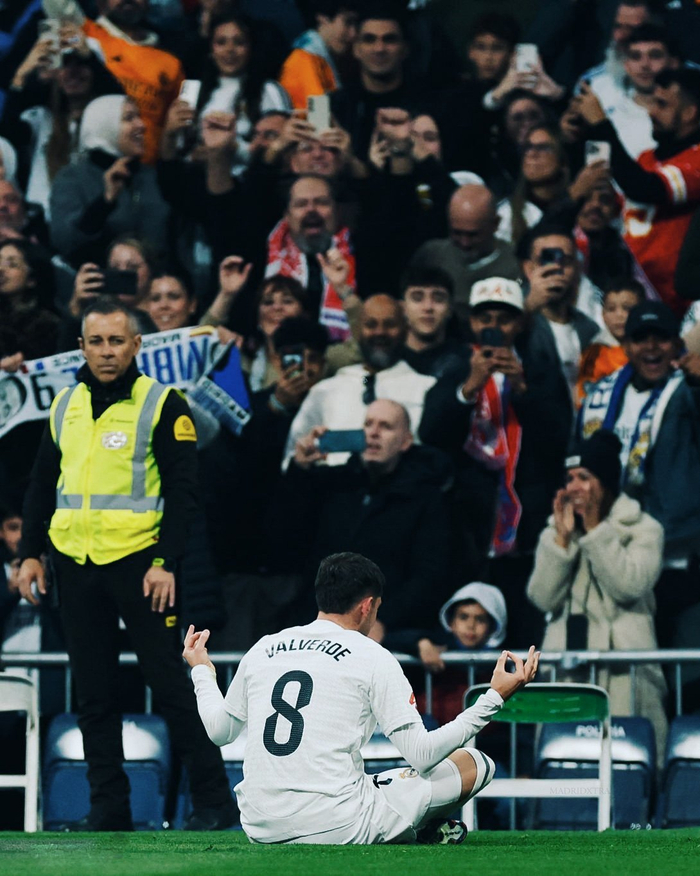 拜仁12轮不败领跑，曼城绝杀鱼腩，巴萨AC米兰登顶（拜仁12轮不败继续领跑，曼城绝杀弱旅，巴萨、AC米兰齐登顶）