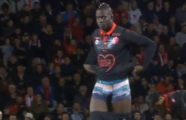 邵佳一告诫小球员：怎么能喝可乐呢，光跟老队员学散漫了（邵佳一提醒小球员：可乐怎能喝？别把老队员的散漫学去了）