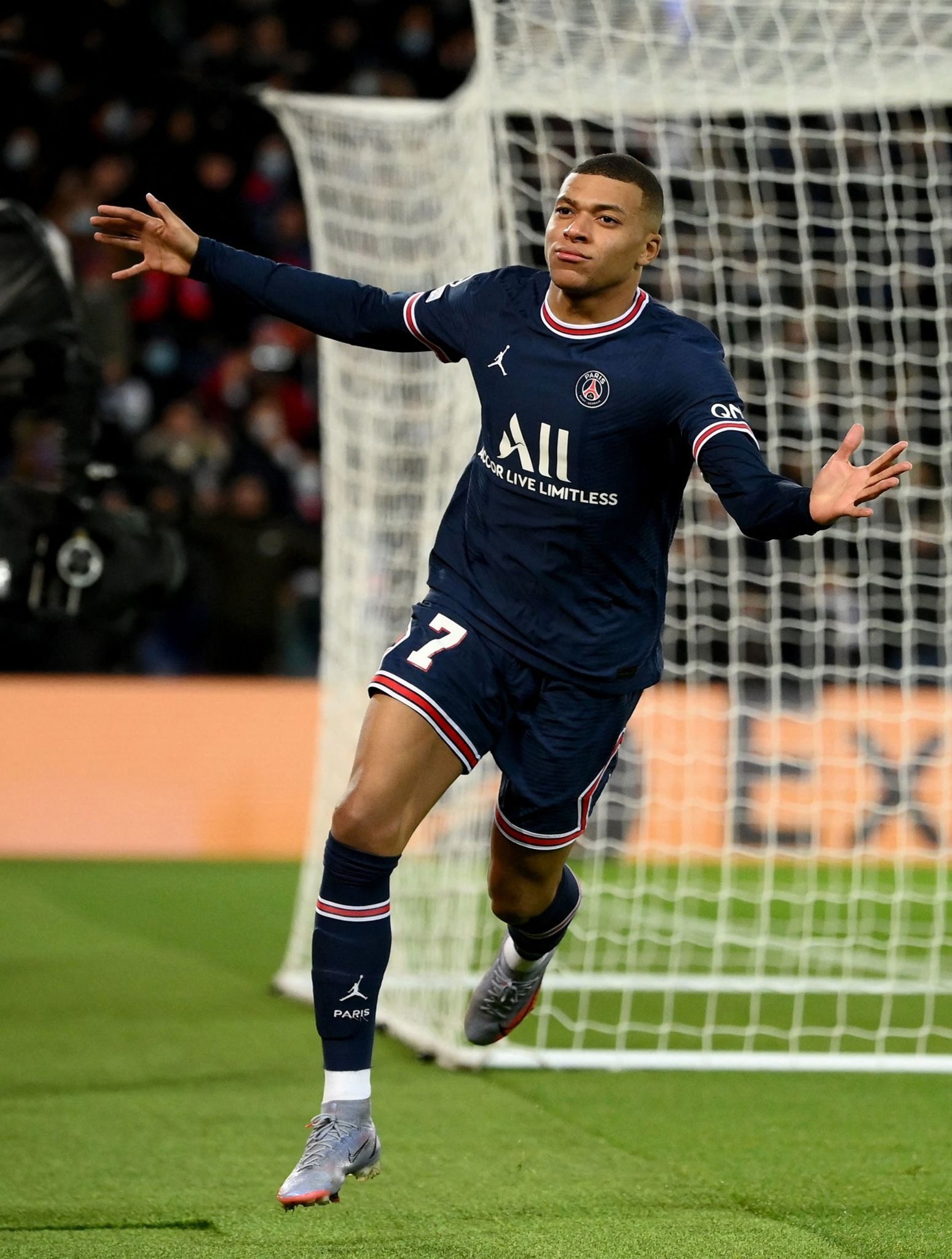 哈登今日凌晨砍下55分，50分+场次追平科比并列历史第三