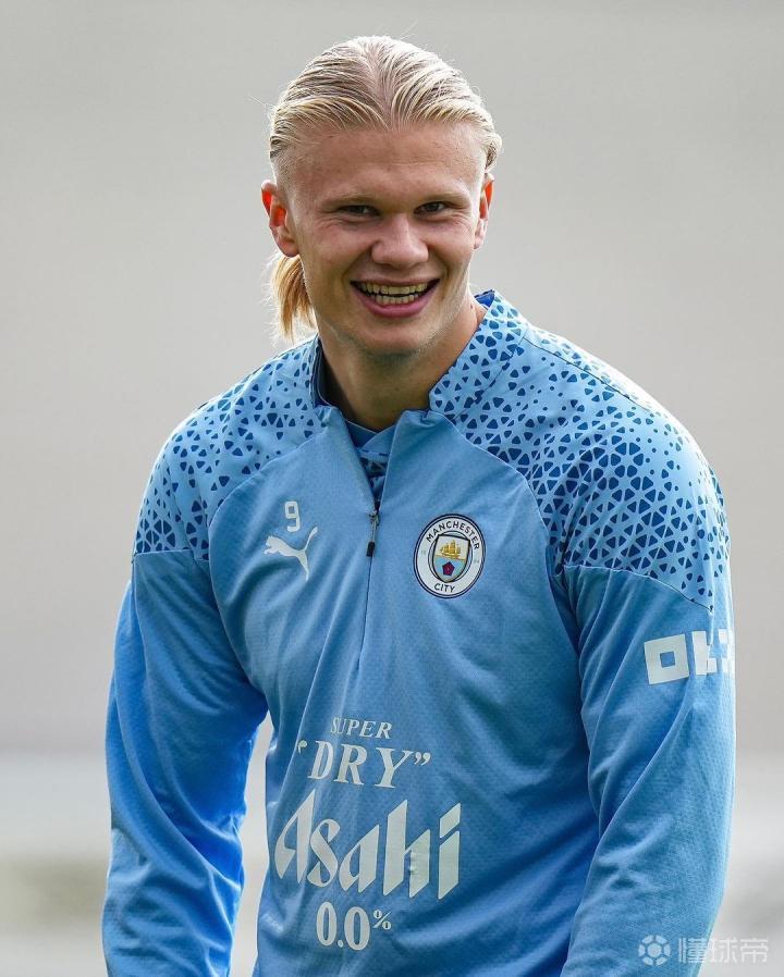 樊振东乒乓球欧冠首秀完胜，之后做出简约版C罗庆祝动作“Siu”（樊振东欧冠乒乓首秀横扫取胜，赛后做出简化版C罗“Siu”庆祝）