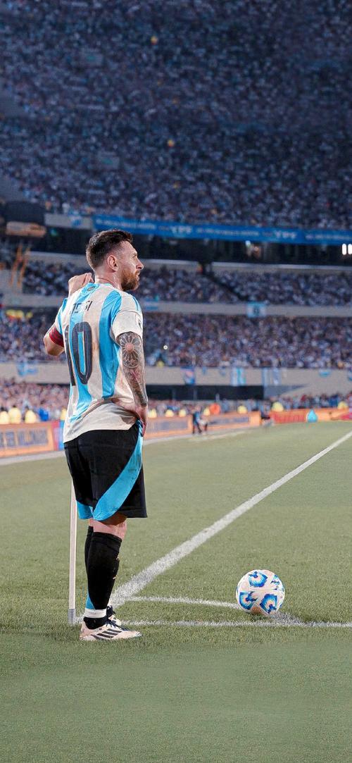 卡洛斯：C罗是所有球员的榜样；相比小罗我更爱去大罗的派对（罗伯托·卡洛斯：C罗堪称球员榜样；比起小罗的，我更愿参加大罗的派对）