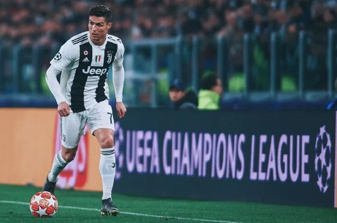 东契奇34+12+7独享历史第1，艾顿两双里夫斯33分，湖人轻取鹈鹕（东契奇34+12+7登顶历史第一，艾顿两双里夫斯33分，湖人轻松击败鹈鹕）