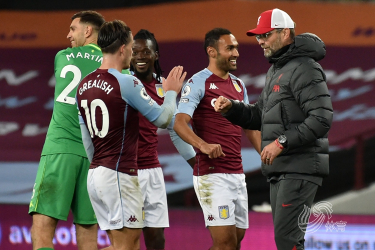 王刚随北京国安六年后终夺足协杯冠军，球迷泪洒现场（效力北京国安六年，王刚终捧足协杯，现场球迷泪目）